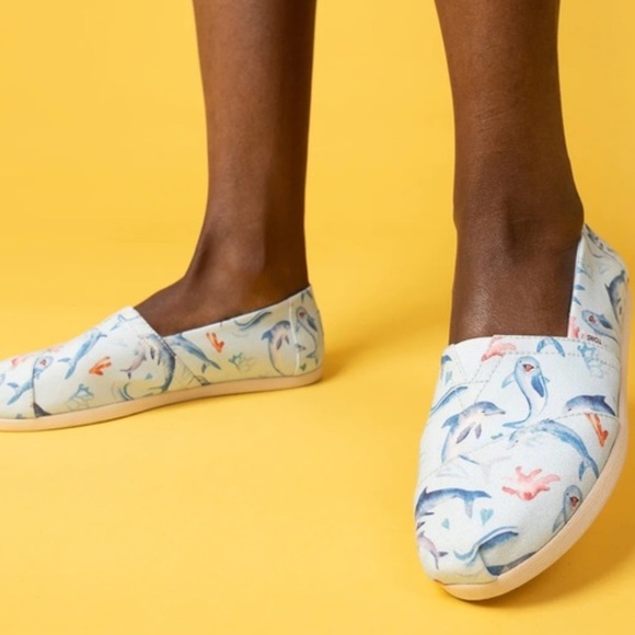 🆕 Woman’s TOMS Alpargata Cloudbound Delicate Dolphins Print Women Slip-On - Picture 5 of 7